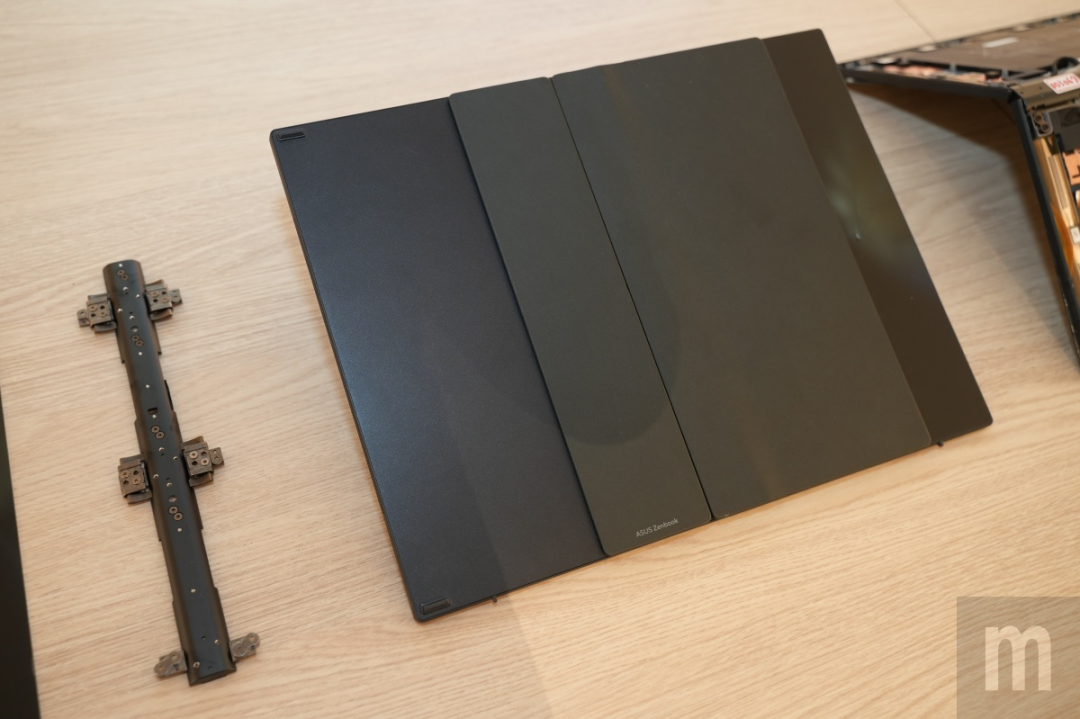 全球首款17.3英寸OLED折叠屏笔记本：机身采用镁铝合金材质，纤薄轻巧