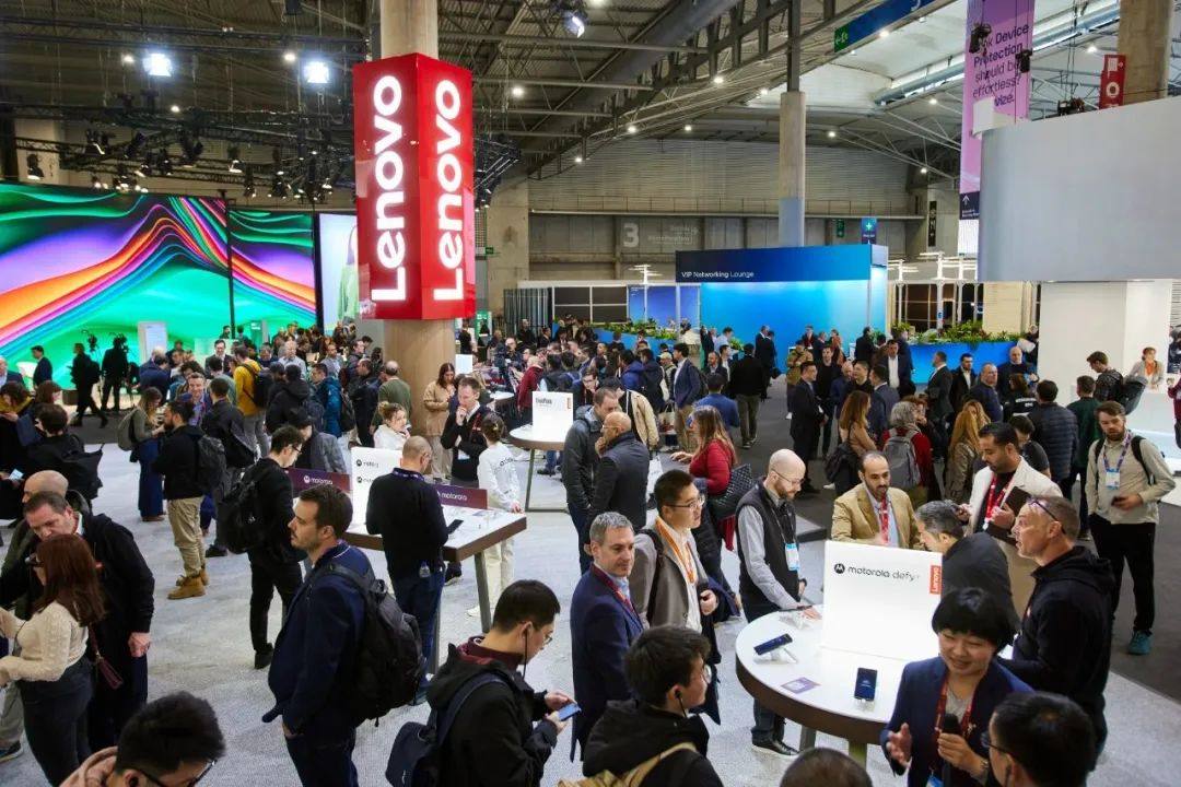联想卷轴屏设备惊艳亮相MWC 2023