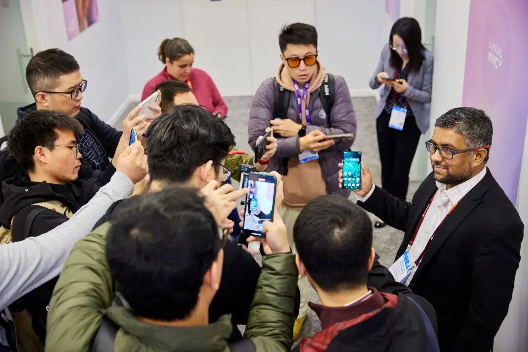 联想卷轴屏设备惊艳亮相MWC 2023
