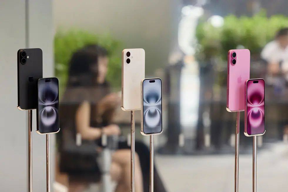 黑色、白色和粉红色的iPhone 16 和iPhone 16 Plus 装置于店内展示。