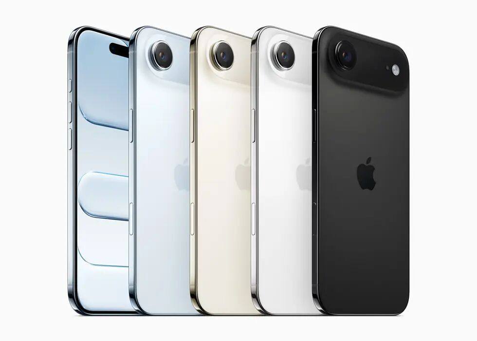 图片显示四台 iPhone Air 的背面,依次是深空黑色、云白色、浅金色和天蓝色。