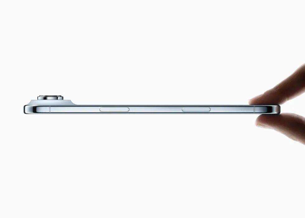 一个人用两根手指举起 iPhone Air,通过侧面视图展示设备的纤薄设计。