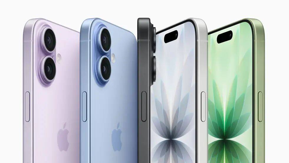 竖直摆放的多部 iPhone 17 设备，展示全系配色：薰衣草紫色、青雾蓝色、鼠尾草绿色、白色和黑色。