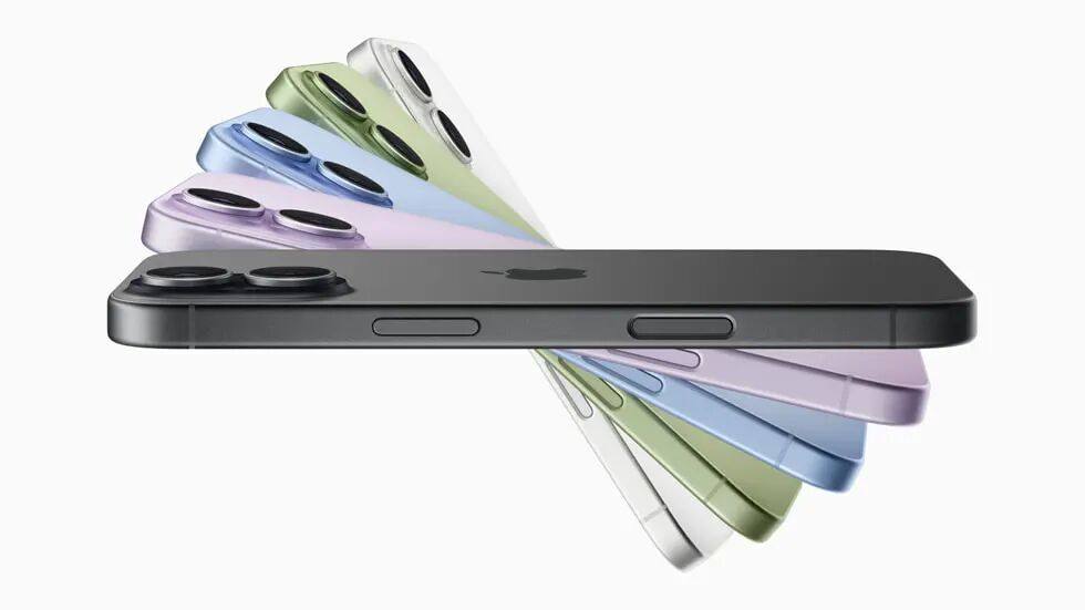 从侧面拍摄的多部 iPhone 17 设备,展示全系配色:薰衣草紫色、青雾蓝色、鼠尾草绿色、白色和黑色。