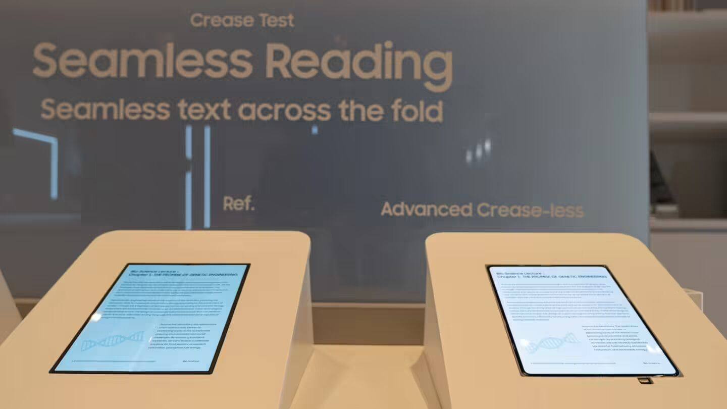 三星展示无折痕折叠屏 OLED 面板,Galaxy Z Fold 8、苹果 iPhone Fold 手机有望搭载