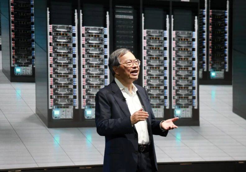 梁见后分享公司近年全力推动，主打可加快资料中心部署时程、甚至达到「即插即用」的「资料中心积木式解决方案」。苏义杰摄